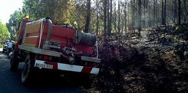 Un cami�n cisterna del Ayuntamiento, junto a los restos humeantes del �ltimo incendio
