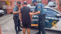 El arrestado, durante su traslado por agentes de la Guardia Civil