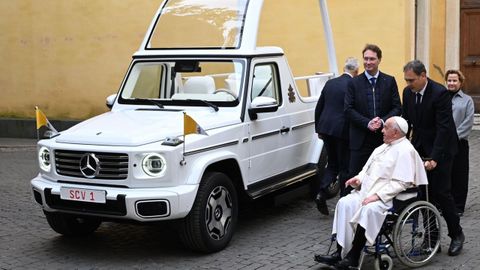Francisco estrena el primer papam�vil el�ctrico de la historia
