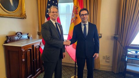 El secetario del Tesoro de Estados Unidos, Scott Besent (izquierda), junto al ministro español de Comercio, Carlos Cuerpo