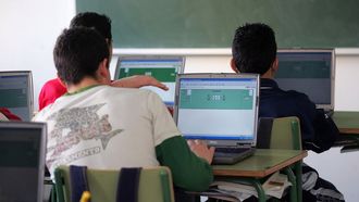 Vario alumnos trabajando con el ordenador, en una imagen de archivo