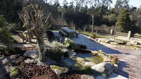 El jardn ha respetado los rboles que haba en la parcela
