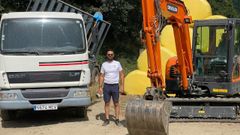Ricardo, junto a las máquinas de las que dispone en su nueva empresa