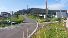 Una cinta de obras y tambi�n de la Polic�a Local proh�be acceder al vial en Nois. Al fondo, la zona del puente donde se registr� el desprendimiento, tambi�n se�alizada