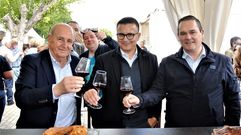 El alcalde de Pantón, a la izquierda, brinda con el conselleiro de Medio Rural y el director de Agacal