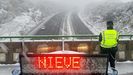 Imagen de la autova A-52, a al altura de A Gudia, durante la nevada de este jueves 