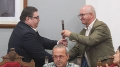 Prez Caamao colle o bastn que lle cede Freire Abeijn