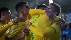 Los futbolistas del Deportivo se abrazan tras el gol de Ochoa en Sabadell