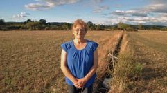 Carmen Gavieiro, con el canal que pasa por su finca y que este verano no ha llevado agua nunca