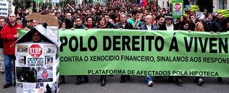 <span lang= es-es >Protesta de la plataforma de afectados por la hipoteca</span>. Hace dos semanas, 2.000 personas se manifestaron por el centro de Vigo para reclamar la daci�n en pago, el alquiler social y otras facilidades para hipotecados que no puedan pagar su casa.