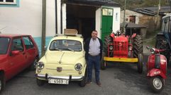 Jos� Luis con una parte de su colecci�n, que guarda en su casa