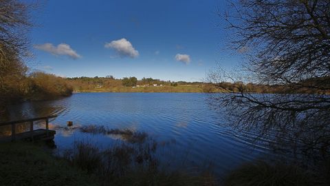 En la laguna de Sobrado dos Monxes se encontraron objetos enterrados