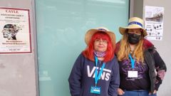 Salom� Garc�a, presidenta de la asociaci�n Caer y Levantarse, junto a la psic�loga Silvia Villa