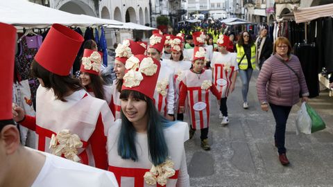 Los nios del Jaime Balmes disfrazados de contedores de reciclaje. VOZ NATURA