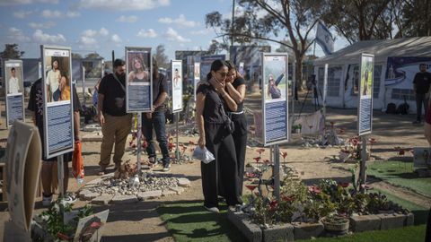 Israeles se reunieron en el recinto del festival Nova en Re'im para recordar a las victima en el segundo aniversario del 7 de octubre.