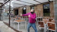 Preparaci�n de las terrazas en un local de Ribeira
