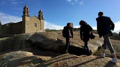 Vecinos en la Pedra de Abalar, ayer.
