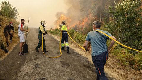 Incendio forestal en Meln, entre las aldeas de Quins y Vilaverde