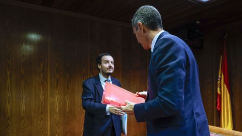 El senador popular Alejo Miranda de Larra se acerca a Pedro Sánchez tras concluir la comparecencia del presidente del Gobierno