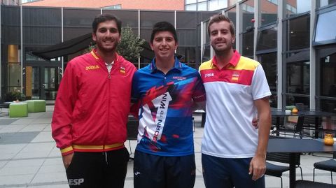 Miguel Alvari�o, en el centro, junto a Juan Ignacio Rodr�guez y Antonio Fern�ndez
