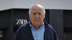 Amancio Ortega, durante una visita a una tienda de Zara en A Coruña