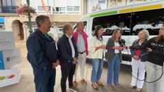 La alcaldesa de Ribeira, Mar&iacute;a Jos&eacute; Sampedro, y la directora xeral de Mobilidade, Judit Fontela, participaron en la presentaci&oacute;n de la nueva furgoneta adaptada de Agadea