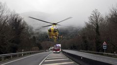 Foto de archivo de un helic�ptero medicalizado aterrizando en una carretera de Lugo.