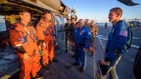 El administrador de la NASA Jared Isaacman saludando al comandante de la misi�n Artemis II, el astronauta de la NASA Reid Wiseman, y al especialista de misi�n, el astronauta de la Agencia Espacial Canadiense Jeremy Hansen.