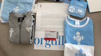 Carta de bienvenida, carn y regalos del Celta para el hijo de Denis Surez.
