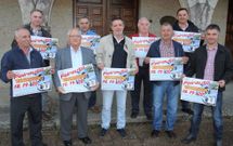 Los empresarios del sector, el presidente de la Fecom y el alcalde ayer por la tarde en el Concello. 