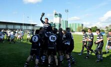 Los jugadores blanquinegros levantan la copa de campeones.