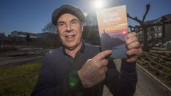 Xan Fern�ndez, autor del libro-gu�a entregado a los Concellos