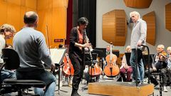 El director,k Markus Stenz, y la clarinetista Sharon Kam, durante los ensayos