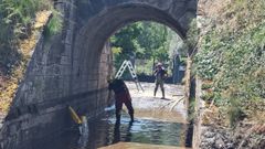 Bomberos achicando agua tras las lluvias torrenciales del pasado mes de junio, en Arcos (Vilamart�n de Valdeorras).