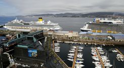 <span lang= es-es >Doblete mar�timo de 638 metros de eslora</span>. El �Anthem of the Seas� regres� ayer a Vigo por s�ptima vez este a�o y todav�a volver� dos m�s con sus m�s de seis mil personas abordo. Ayer coincidi� en el puerto con el �Costa Pac�fica�, y aunque en el 2016 no volver� a los muelles ol�vicos, protagonizar� el 13 de octubre una jornada hist�rica en Vigo junto a �Azura�, �Braemar� y el �Oriana�. 