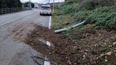 En la zona quedaron abundantes restos del veh�culo que colision� contra la farola