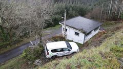 El veh�culo todoterreno acab� sobre una vieja caseta tras precipitarse por un desnivel de unos siete metros