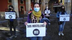 Integrantes de la plataforma Hosteler�a con Conciencia, en la plaza Mayor de Gij�n
