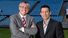 Michael Robinson y Carlos Martnez en una imagen promocional de sus retransmisiones en 2009.