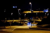 Las luminarias funcionan en todo el recinto: una sucesi�n de parcelas llenas de maleza.