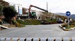 Varios operarios, retirando los �ltimos residuos de las antiguas oficinas y el bar que estaban situados en la entrada por Suevos.