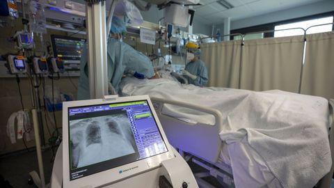 Sanitarias del Hospital Cl�nico de Santiago atienden a un paciente