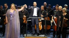 La soprano Ewa Plonka, con el director Fernando Briones y la Orquesta Sinfnica de Galicia