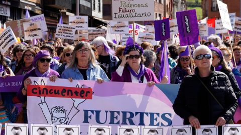 Vista de la manifestaci�n convocada por el movimiento �Asturies Feminista 8M� con motivo del D�a Internacional de la Mujer bajo el lema �Ni la tierra ni las mujeres somos territorio de conquista�
