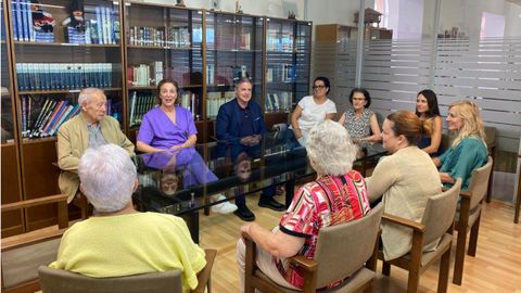 El director general de Promoci�n de la Autonom�a Personal y Mayores, directora del Centro de D�a Covadonga, trabajadoras, usuarios y familiares