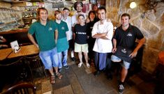 Los trabajadores de La Batea, uno de los establecimientos hosteleros de Portonovo. 