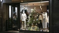 Imagen de un escaparate decorado de Navidad en el 2020