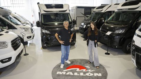 Jos� Manuel y su hija, Bibiana, en la nave de la empresa situada en el lugar de Pi�eiro
