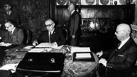 Franco (derecha) presidiendo un consejo de ministro en el pazo de Meirs