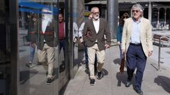 �scar Garc�a Pati�o, a la izquierda, con su abogado, en junio del 2024, cuando fue a declarar por los pagos realizados a la Polic�a Local.